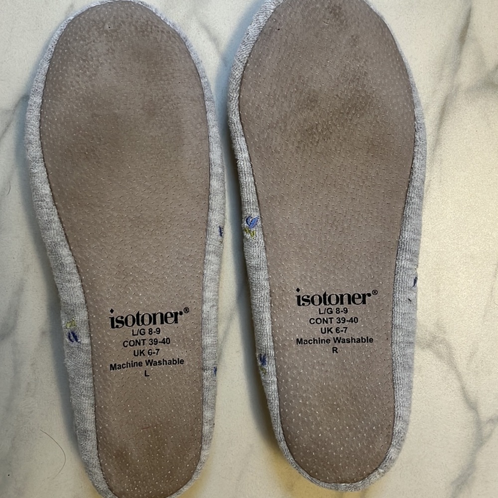Women's isotoner Floral Embroidered gray Ballerina Slippers size L/G 8-9 - Picture 2 of 4